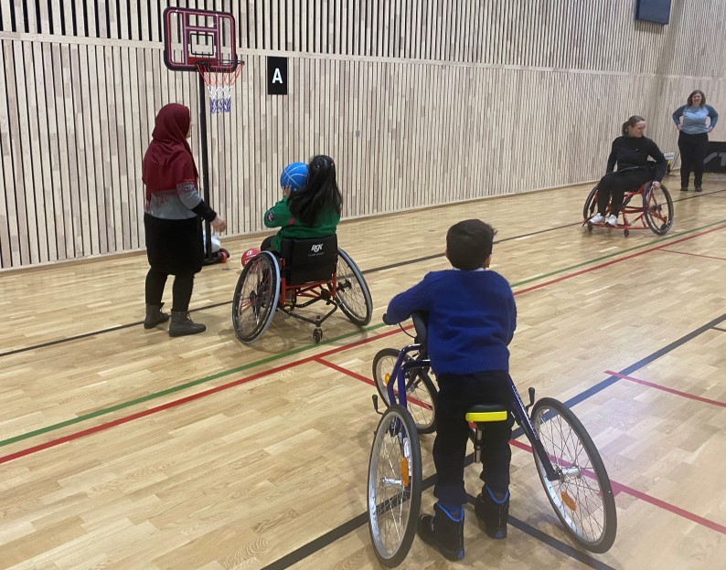 16. mai 2024 kan man prøve ut idretter og aktivitetshjelpemidler tilpasset barn, unge og voksne med funksjonsnedsettelser i Gronghallen.  (Foto: Paraidrettssenteret i Trøndelag)