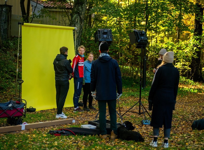 Norges Blindeforbund har i samarbeid med Norges Orienteringsforbund, Norges Svømmeforbund, Norges Bryteforbund, Norges Klatreforbund og Norges Friidrettsforbund utviklet en serie videomateriell som viser hvordan idrett kan tilrettelegges for svaksynte og blinde utøvere. 