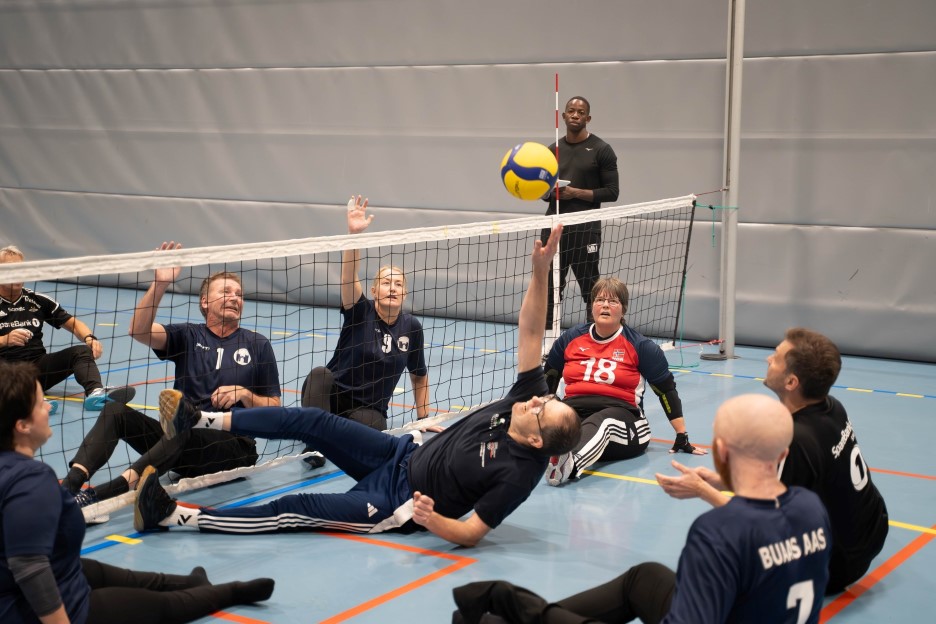 Action under en sittevolleyballkamp i Trondheim. (Foto: Hans Kvam/ NTNUI Blits (CC BY 4.0)