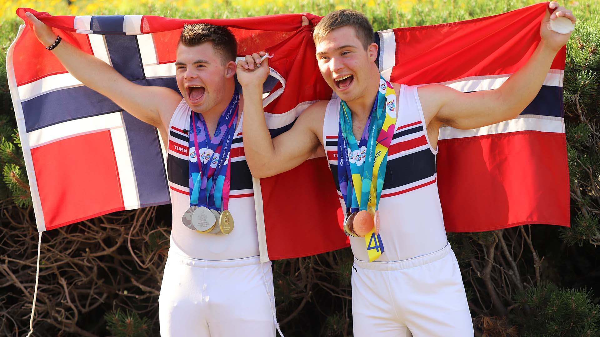 Store smil både hos Victor Goiziou-Andersen og Joakim Hylland. Foto: Marte Hoel Romskaug / Norges idrettsforbund
