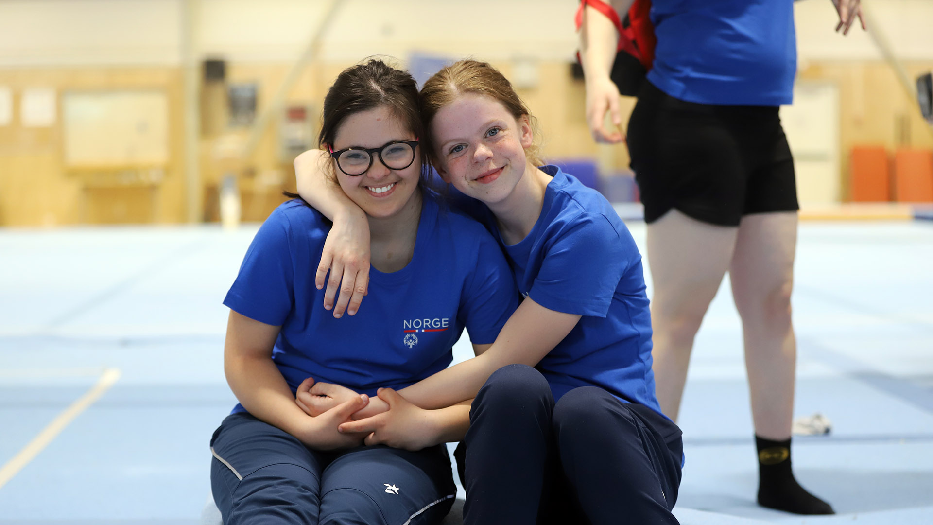Rytmisk gymnast Sofia Mathisen sammen med turner Lise Møgster. Foto: Marte Hoel Romskaug