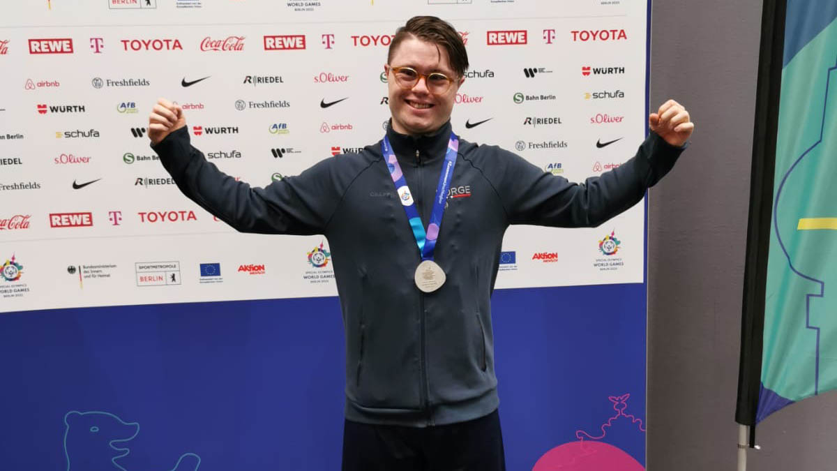 Eirik med svømmesølv i Special Olympics World Summer Games