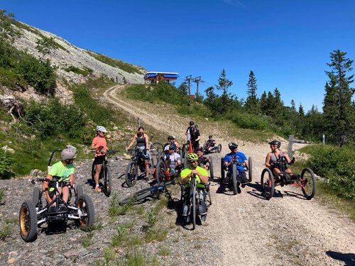 Bli med på Camp Mountain Bike (MTB) Adapt og test ut terrengsykling i trygge omgivelser.