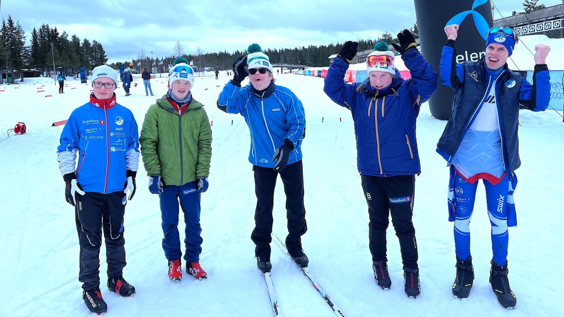 Isak Halvorsrud Skappel (f.v.), Herman Bilstad, Helge Skarstad, Charlotte Amalie Koppervik og Bjørn Eide Pedersen fra Lillehammer Skiklubb koste seg på Norgesleker. Foto: Aslak Broderstad Ahvensalmi