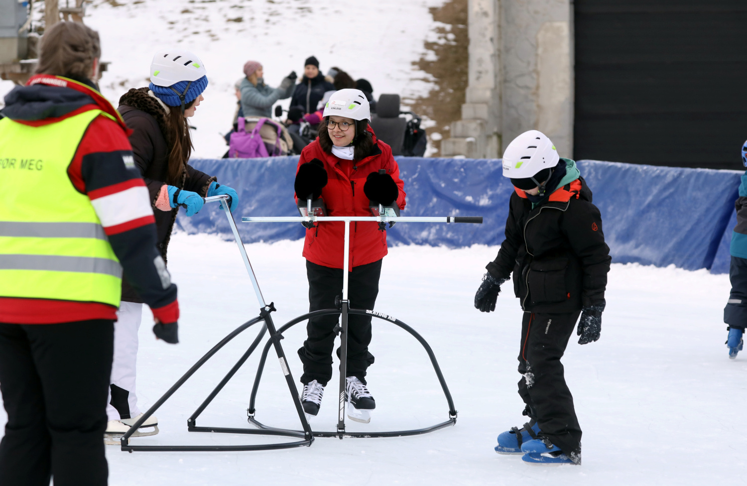 Glade barn på skøyter